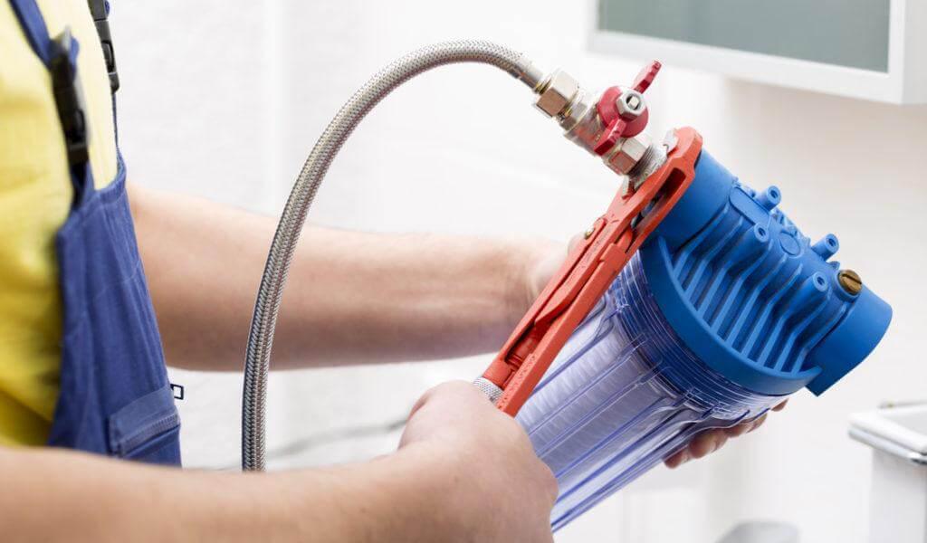 5 Symptoms That Hint at Your Water Filtration System Being Faulty