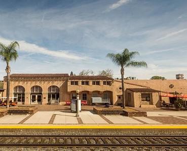 A train tracks next to a building