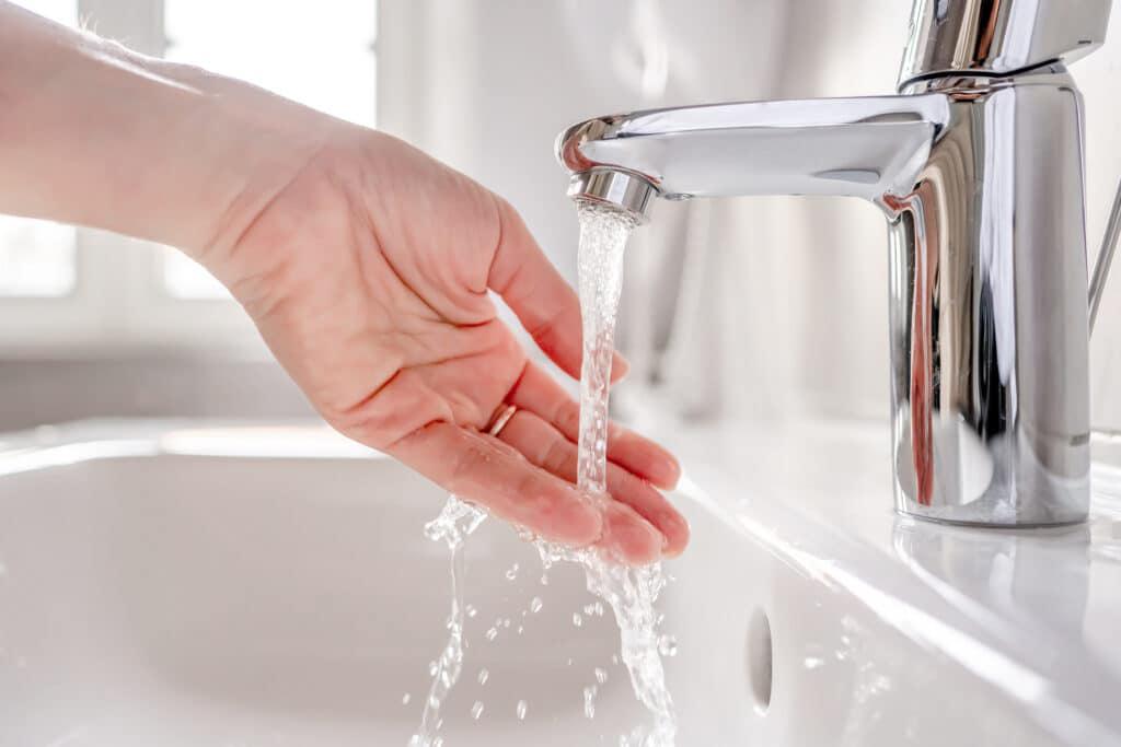 Aerator Cleaning Boosts Faucet Flow and Cuts Splashback in Myrtle Beach SC