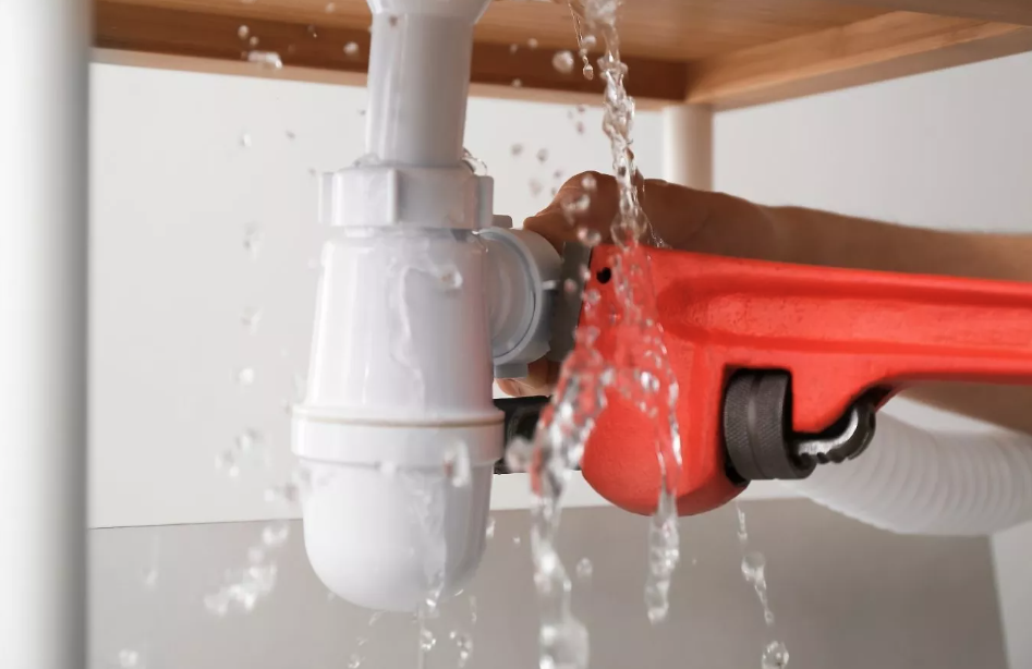 A Benjamin Franklin Plumbing professional consulting a Pinal County, AZ homeowner about their plumbing system needs. Plumber near me.