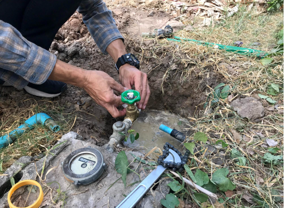 Common outdoor plumbing issues homeowners face in Woodloch during summer