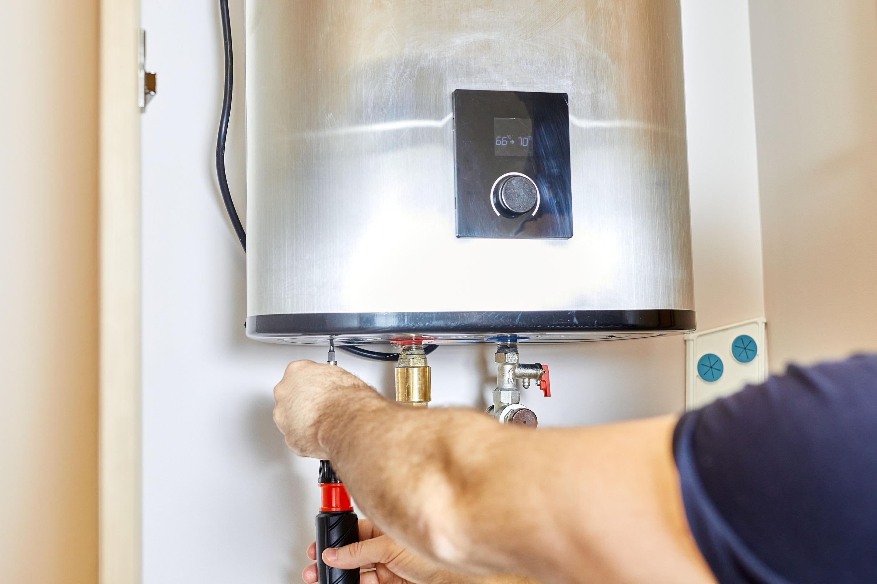 How to Choose Between Traditional and Tankless Water Heaters